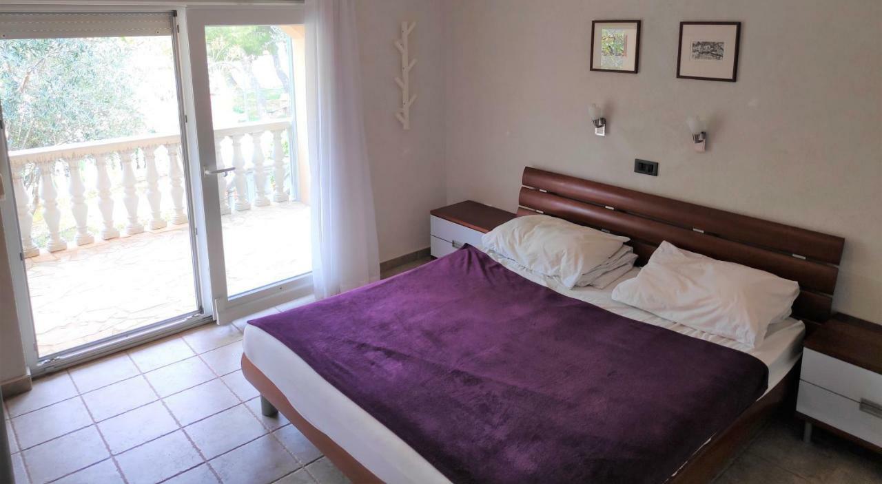 Villa Punta Blava - Beach Front, Ideal For Family Vacation With Kids, Large Terraces With Sea View, Internet, Netflix, No Pets Allowed Obrovac Exterior foto