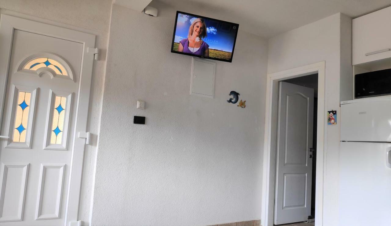 Villa Punta Blava - Beach Front, Ideal For Family Vacation With Kids, Large Terraces With Sea View, Internet, Netflix, No Pets Allowed Obrovac Exterior foto