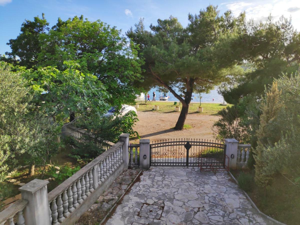 Villa Punta Blava - Beach Front, Ideal For Family Vacation With Kids, Large Terraces With Sea View, Internet, Netflix, No Pets Allowed Obrovac Exterior foto