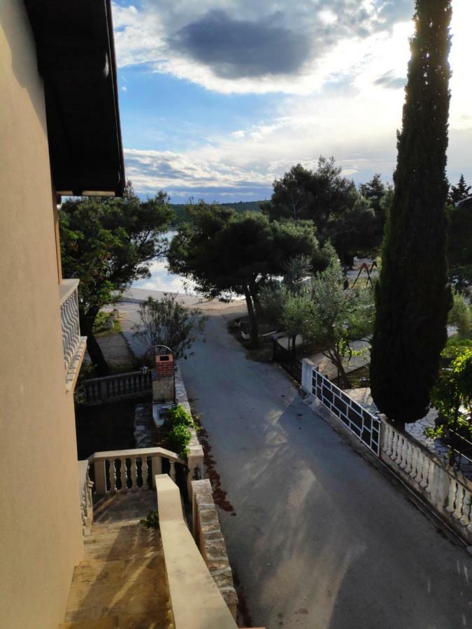 Villa Punta Blava - Beach Front, Ideal For Family Vacation With Kids, Large Terraces With Sea View, Internet, Netflix, No Pets Allowed Obrovac Exterior foto