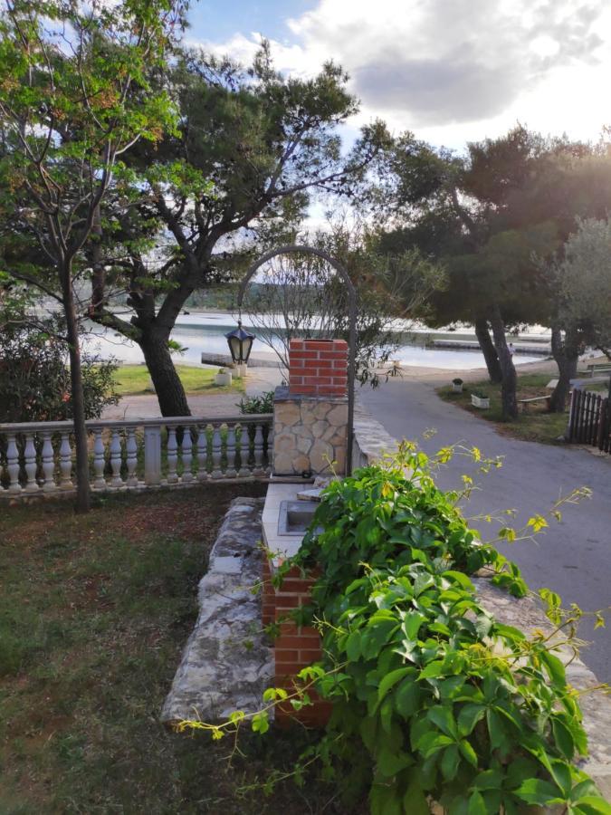 Villa Punta Blava - Beach Front, Ideal For Family Vacation With Kids, Large Terraces With Sea View, Internet, Netflix, No Pets Allowed Obrovac Exterior foto
