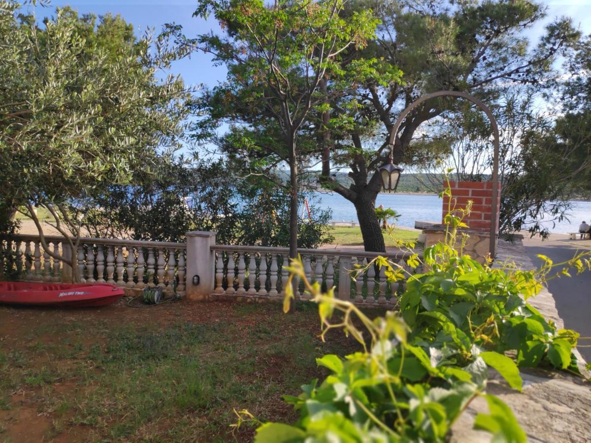 Villa Punta Blava - Beach Front, Ideal For Family Vacation With Kids, Large Terraces With Sea View, Internet, Netflix, No Pets Allowed Obrovac Exterior foto