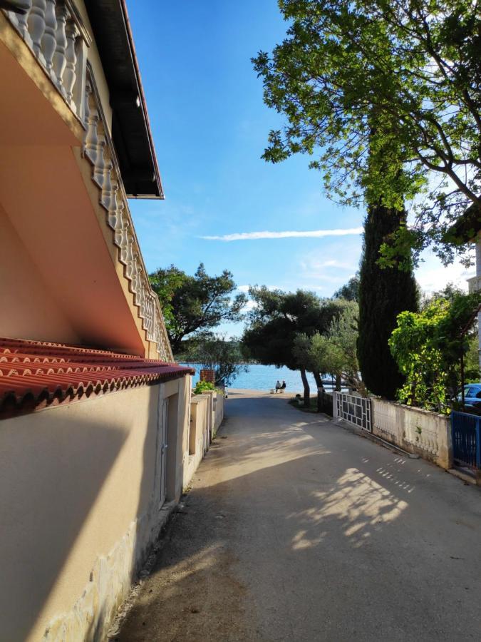 Villa Punta Blava - Beach Front, Ideal For Family Vacation With Kids, Large Terraces With Sea View, Internet, Netflix, No Pets Allowed Obrovac Exterior foto